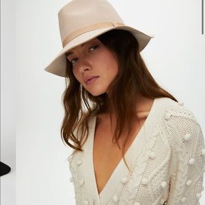 Aritzia Wool Hat Auxillery - size m/l